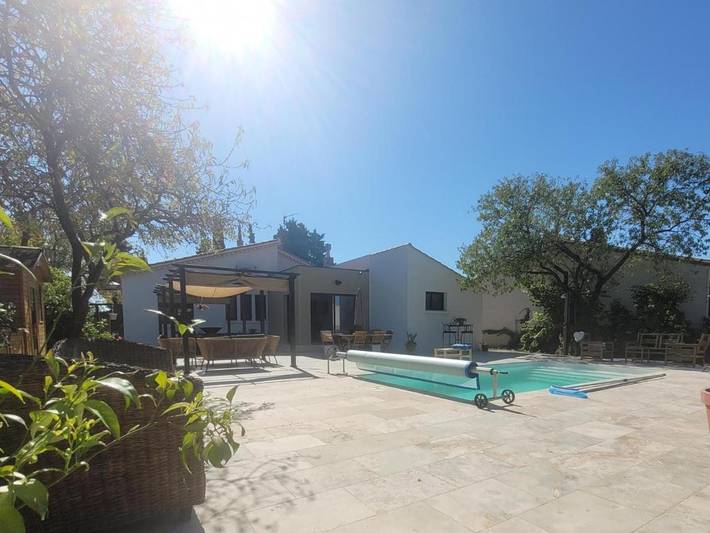 Villa pour 6 personnes, avec jardin ainsi que piscine et terrasse, animaux acceptés