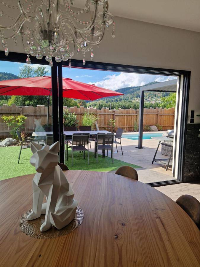 Location de vacances pour 8 personnes, avec Jacuzzi et Terrasse ainsi que Jardin et Piscine à Le Syndicat