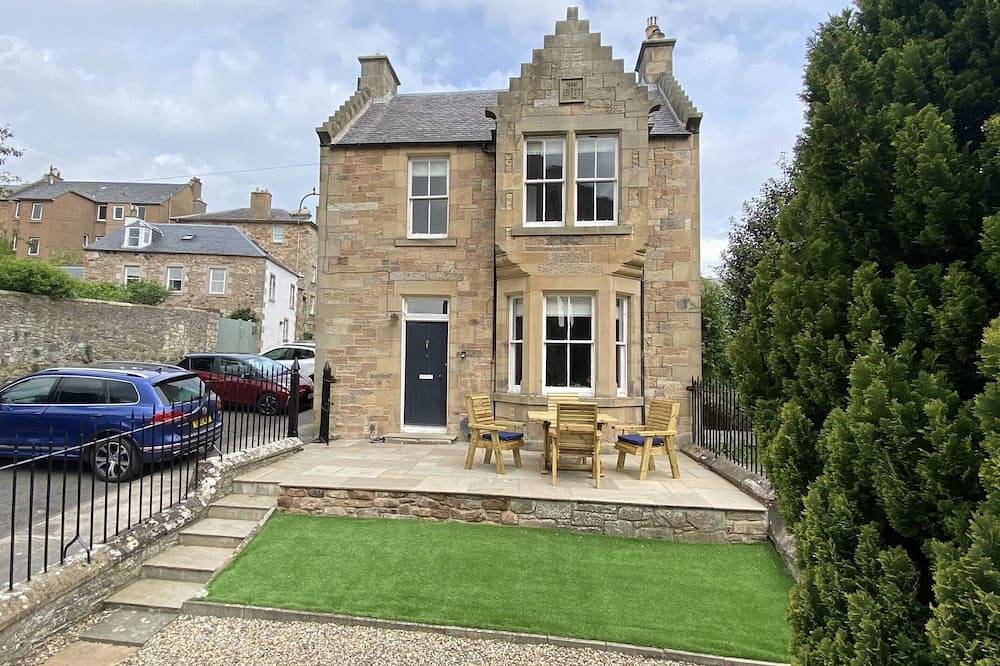 Abbey House, charming traditional historic house. Spectacular views of the Abbey in Jedburgh, Scottish Borders