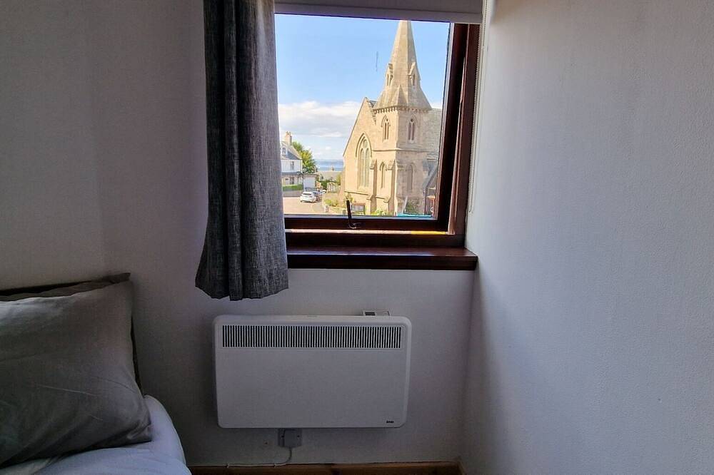 Entire apartment, Centre of Town, Minutes to the Beach and Transport Hubs, Private Parking! in Nairn, Highlands