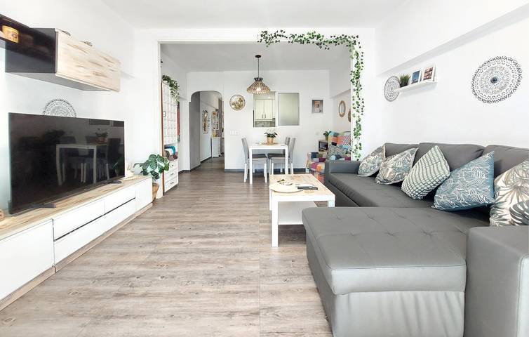 Apartamento vacacional entero, Retiro junto a la playa con piscina y terraza in Playa Puebla de Farnals, Puebla de Farnals