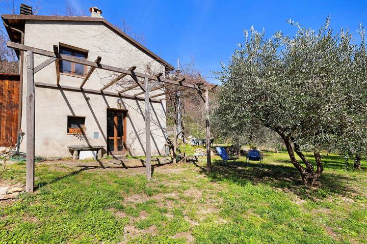 Casa vacanze 'Del Fiume' con vista sulle montagne e giardino privato in Rialto, Alpi Liguri