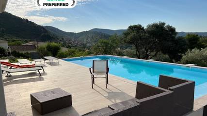 Gîte pour 8 personnes, avec jardin ainsi que terrasse et piscine à Roquebrun