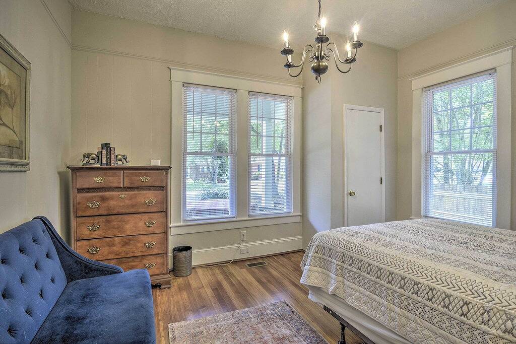 Cozy ‘Casa Verde’ Getaway - 1 Mi to Uncg Campus in Lindley Park, Greensboro