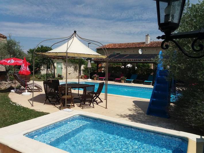 Location de vacances pour 4 personnes, avec jardin ainsi que vue et piscine à Nantillé - 4