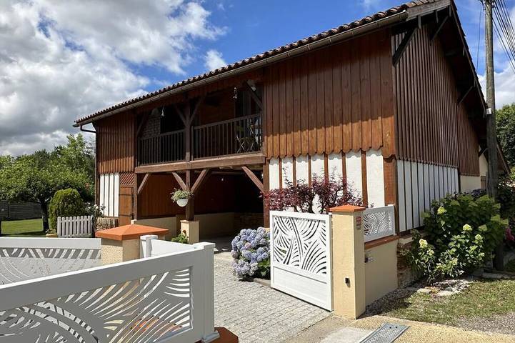 Location de vacances pour 2 personnes, avec Balcon ainsi que Jardin et Piscine à Benquet