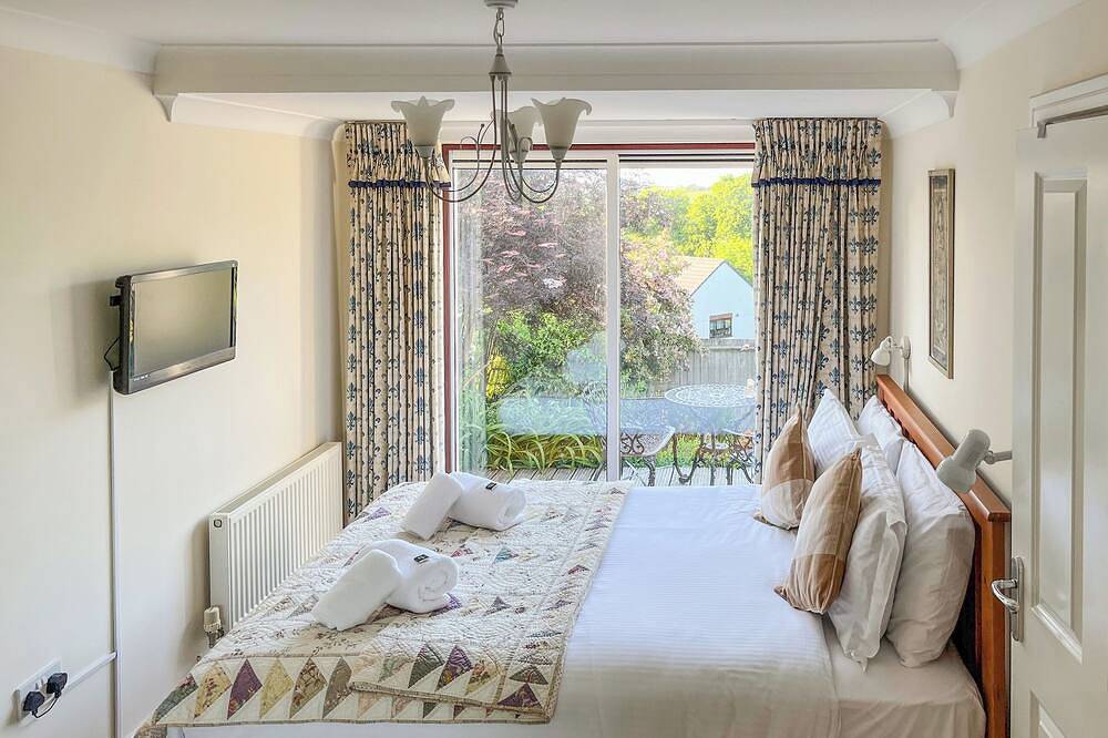 Located within a mile of Bideford Quay and 4 miles from Westward Ho. in Bideford, Devon