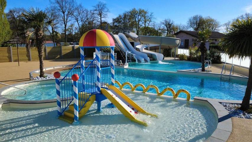 Camping pour 4 personnes, avec vue ainsi que terrasse et piscine à Arès