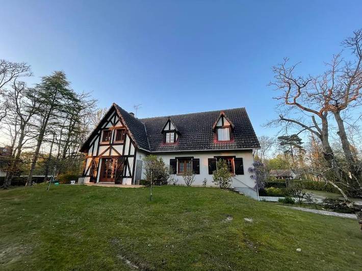 Location de vacances pour 12 personnes, avec piscine et jardin, animaux acceptés à Yvoy-le-Marron