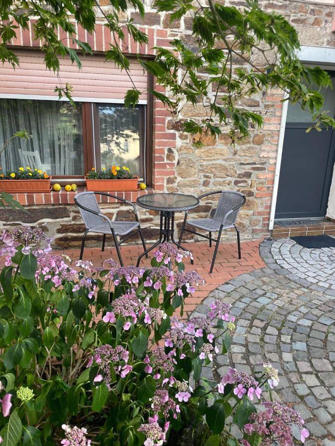 Ferienwohnung für 2 Personen, mit Terrasse und Garten sowie Ausblick in Lahnstein