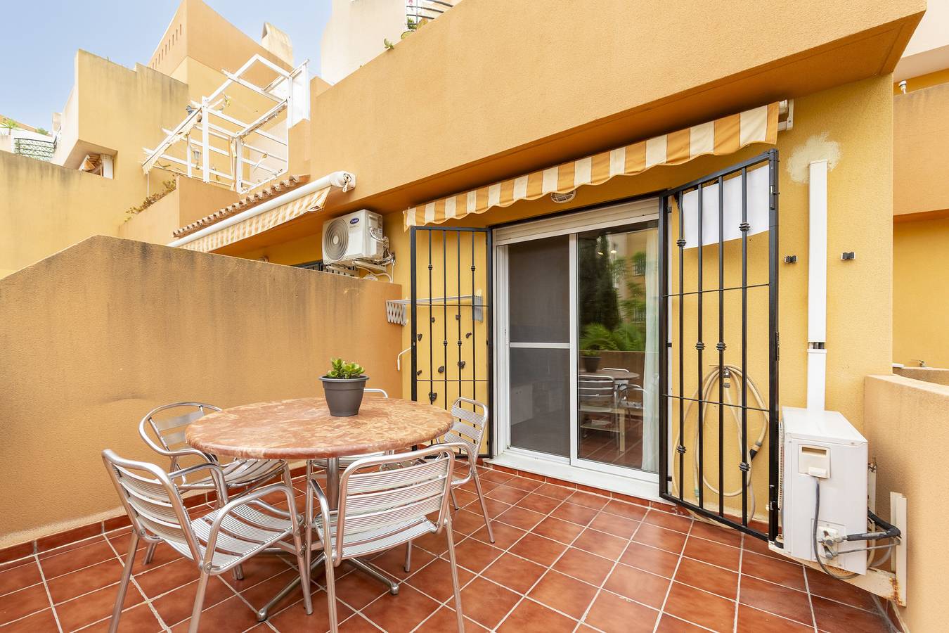 Entire apartment, Apartment 'En Urbanización Nudista' with Shared Pool, Wi-Fi and Air Conditioning in Playas de Vera, Vera