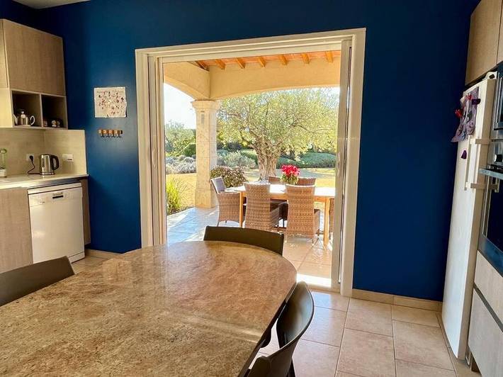 Location de vacances pour 6 personnes, avec vue ainsi que piscine et jardin à Carros - 2