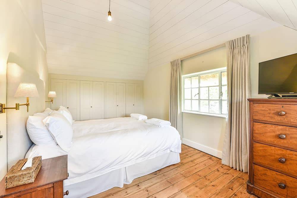 Farthings by inspirestays.com - a cottage with pool that sleeps 9 guests (6 adults max) in 4 bedroom in West Wittering Beach, West Wittering
