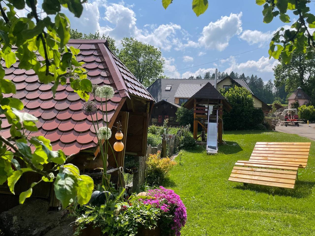 Entire apartment, Dog-Friendly Apartment on a Farm with Garden, Balcony, and Green Views in St. Georgen im Schwarzwald, Central Black Forest
