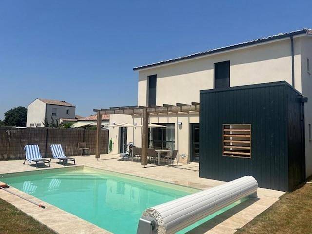 Villa pour 10 personnes, avec jacuzzi ainsi que jardin et piscine, animaux acceptés