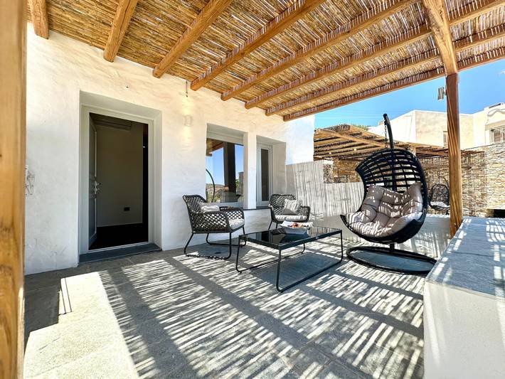 White & black Suites – Suite Five in Platis Gialos Sifnos, Sifnos