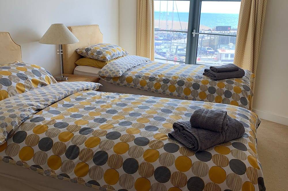 Entire apartment, Beachside, stunning apartment with sea and harbour views in West Bay, Dorset