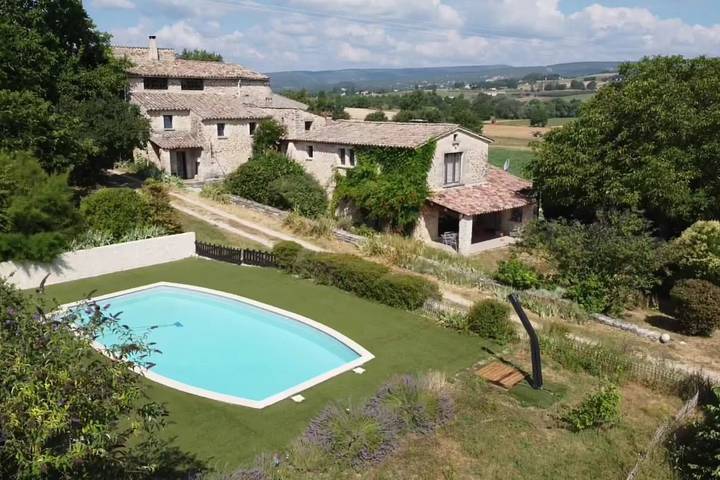Location de vacances pour 12 personnes, avec jardin ainsi que piscine et terrasse à Forcalquier - 2