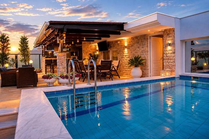 Ferienwohnung für 3 Personen, mit Balkon und Terrasse sowie Pool und Ausblick in Preveza