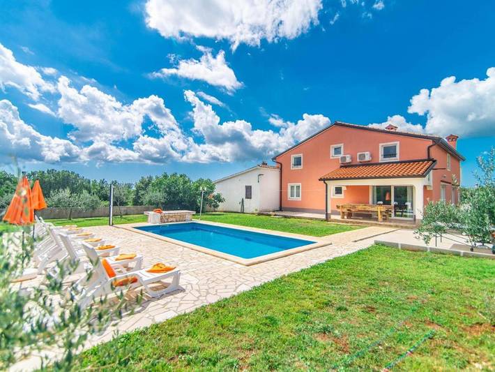 Ferienhaus für 12 Personen, mit Terrasse und Garten sowie Pool in Vošteni