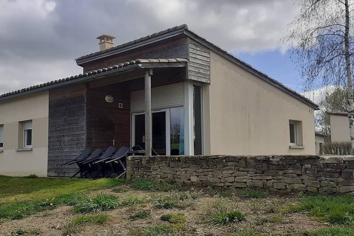 Location de vacances pour 6 personnes, avec jardin et piscine, animaux acceptés à Magnac-Laval