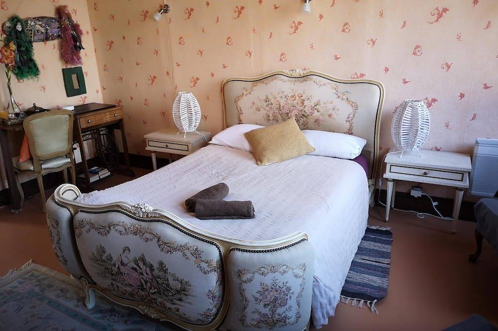 Welcome to Tuffe 11 beds in the center of village short walk to lake in Tuffé, Sarthe