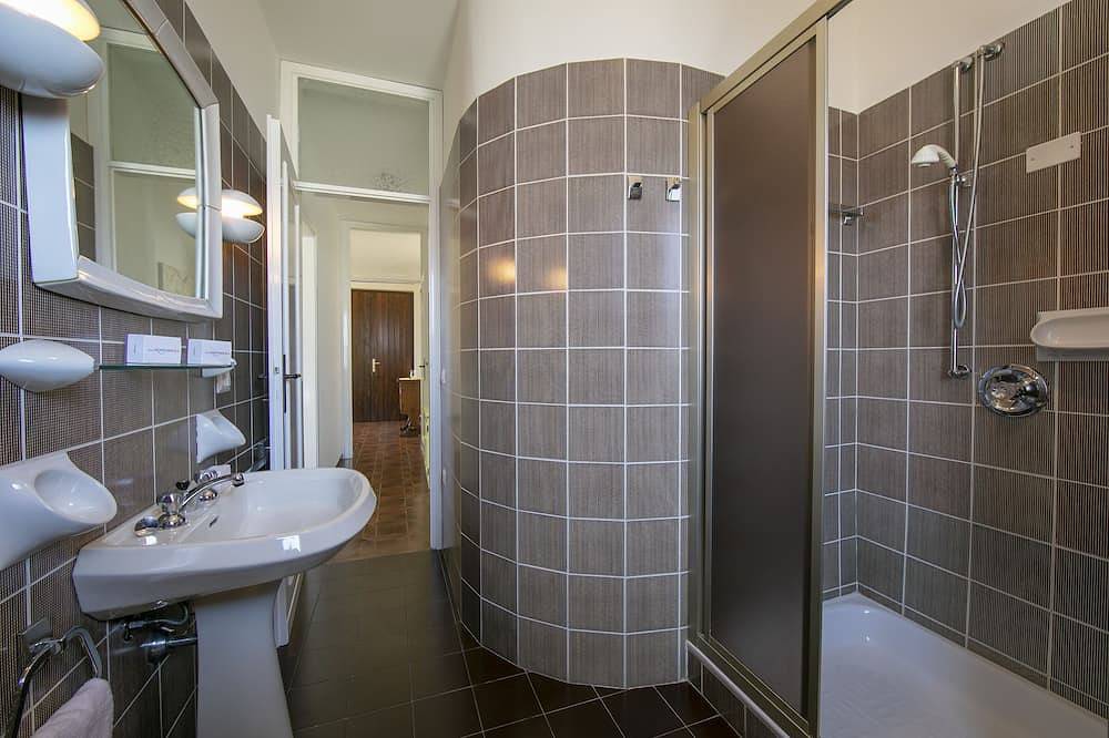 Ganze Wohnung, Villa Fiorita - Apt 4 - Mimosa, Sirmione, Italy in Colombare, Sirmione