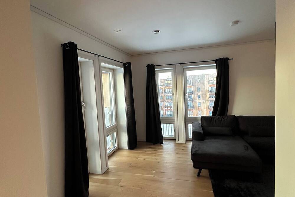 Hel lägenhet, ✨ Modern lyxlägenhet 78 kvm • 2 balkonger • Golfutsikt • Ac & 70” Tv ✨ in Örebro, Örebro kommun