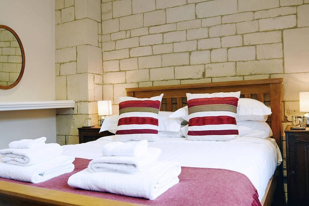 A sudeley castle cottage that sleeps 5 guests  in 3 bedrooms in Winchcombe, Gloucestershire