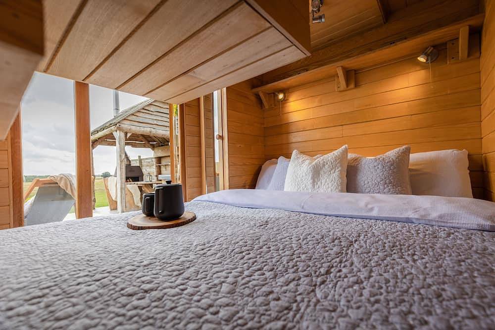 Tinywood One, dog friendly with hot tub in Warwick in Long Itchington, Warwickshire