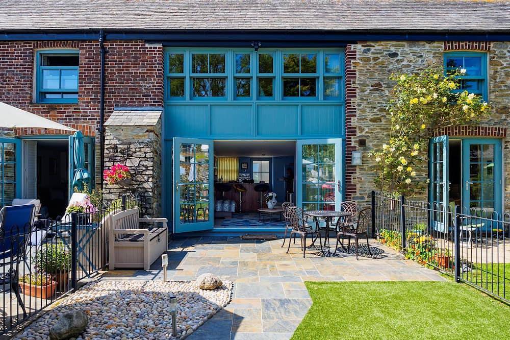 Entire apartment, The Old Smoke House is an attractive and well designed two bedroomed property in Charlestown, Cornwall
