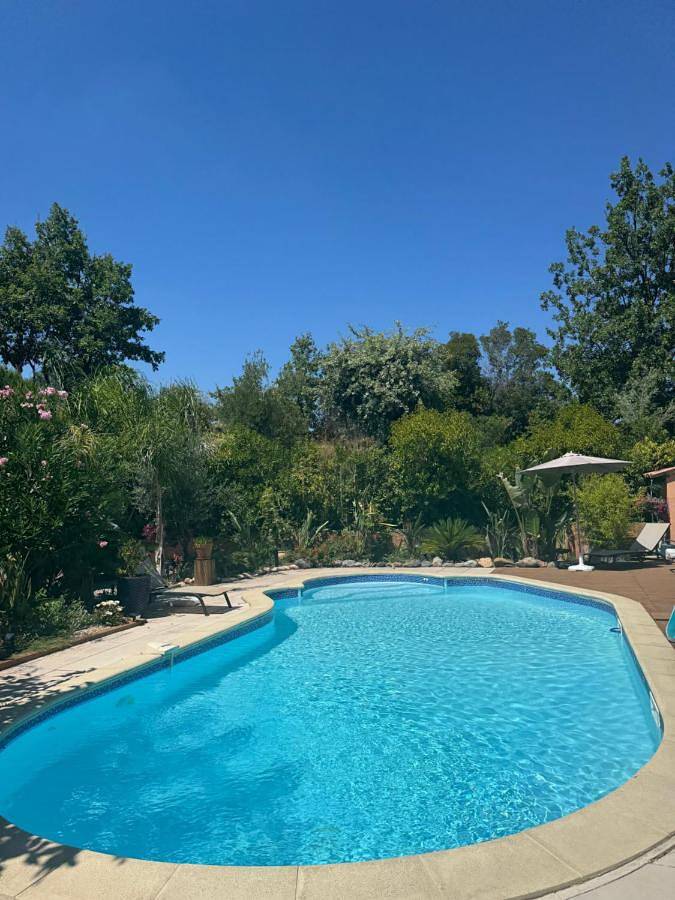 Location de vacances pour 4 personnes, avec vue ainsi que terrasse et piscine à Les Mayons