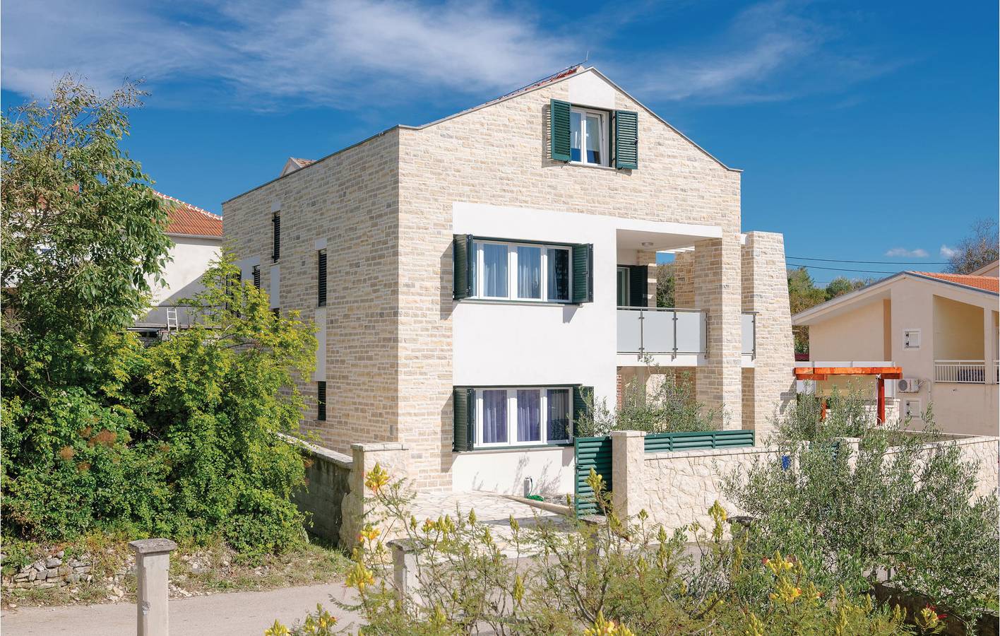 Gemütliche Ferienwohnung mit Meerblick, Terrasse und WLAN, 1,5 km von der Küste entfernt in Novigradsko More, Zadar