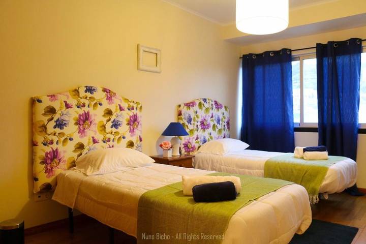 Gîte pour 6 personnes, avec terrasse ainsi que piscine et vue dans Água de Alto - 4