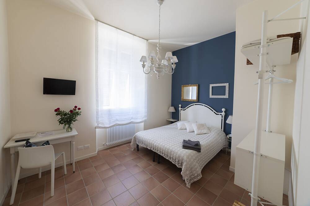 Cozy double room with en-suite bathroom overlooking the canals in Livorno, Etruskische Küste