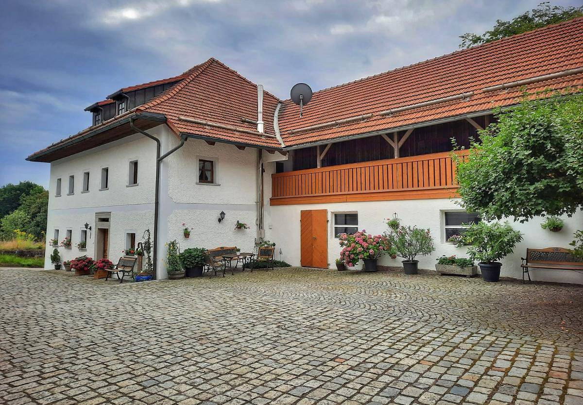 Ferienhof Aiginger - Ferienwohnung 1 (44qm) mit Freisitz (1 x Sz mit Doppelzimmer und 1 x Sz mit Etagenbett) in Grafenau, Ostbayern