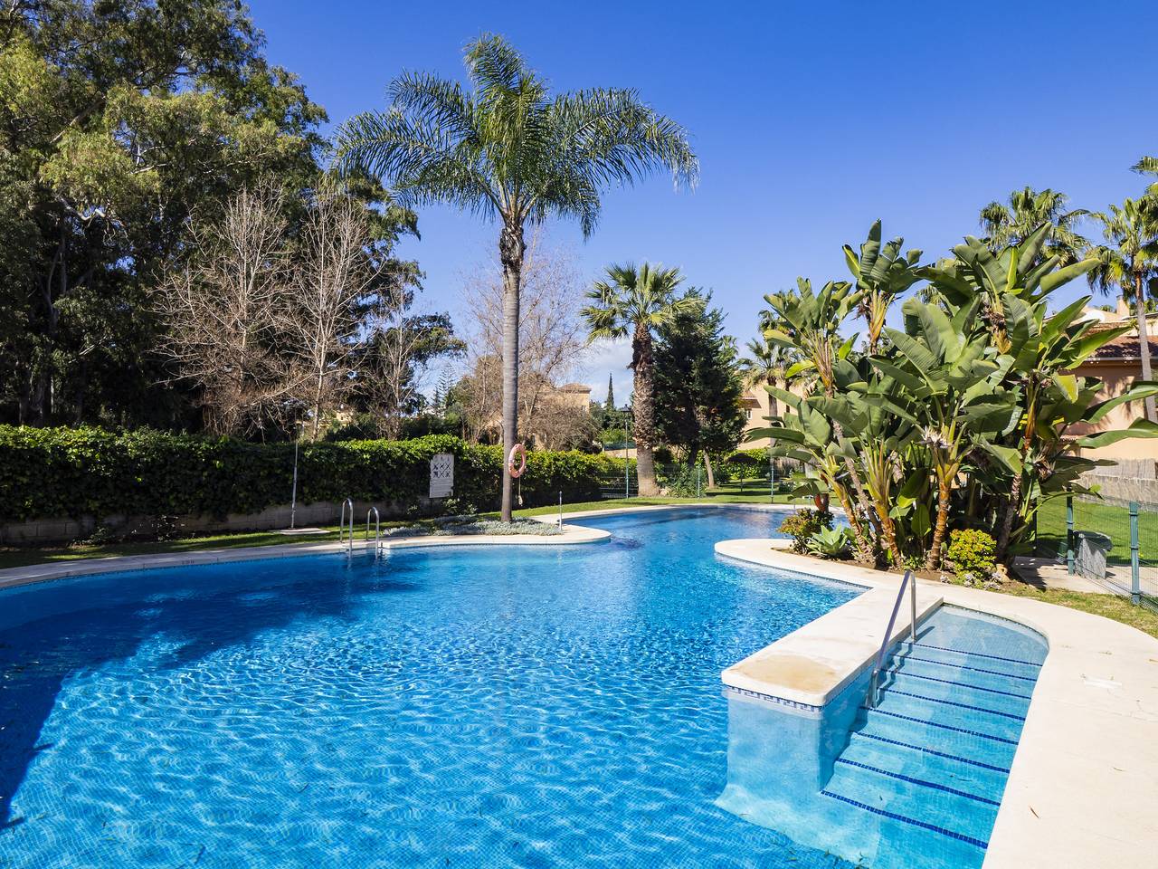 Geheel appartement, Cubo's Cabopino Beach Marbella Apartment in Carib Playa, Marbella