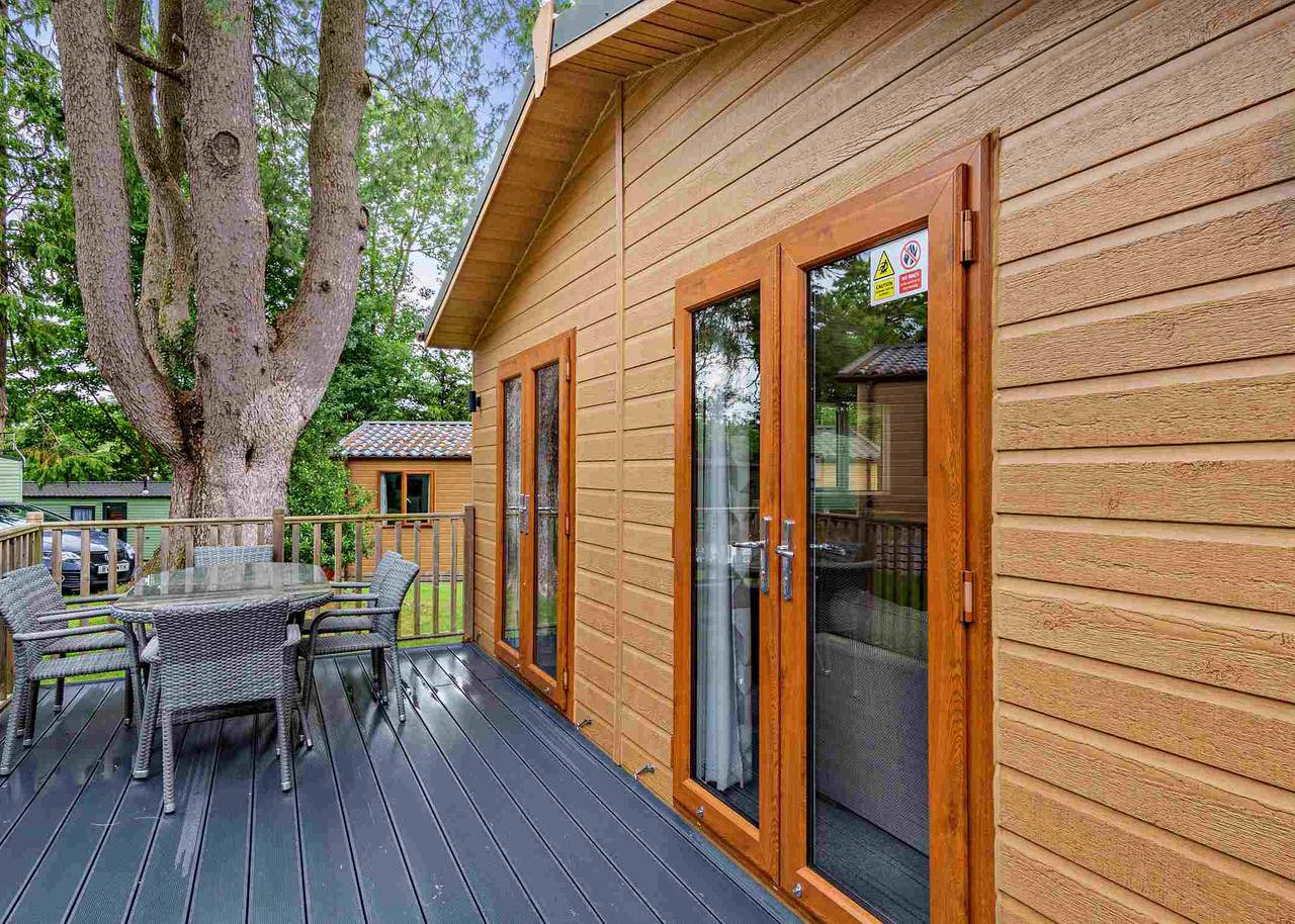Deluxe 3 Lodge, slps 8, parking, ensuite & decking in Bowness-on-Windermere, Lake District
