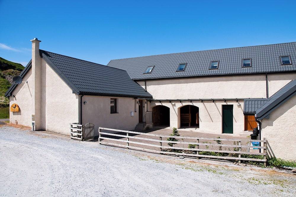 Swordle byre. Perfect for large group holidays, only a 5 minute's walk to beach. in Highlands