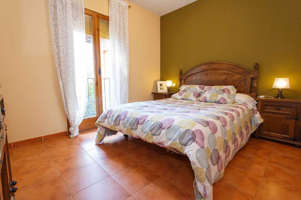 In Casa Camelia you can enjoy all the comforts of the city in Piñuécar-Gandullas, Madrid Province