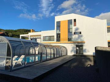 Location de vacances pour 8 personnes, avec piscine ainsi que jardin et vue dans Capelo