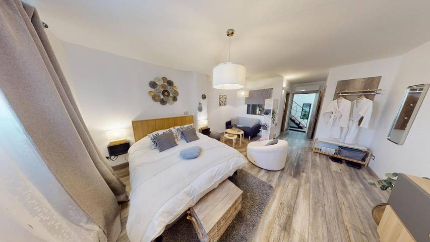 Chambre d’hôte pour 4 personnes, avec Jacuzzi et Terrasse ainsi que Jardin et Piscine