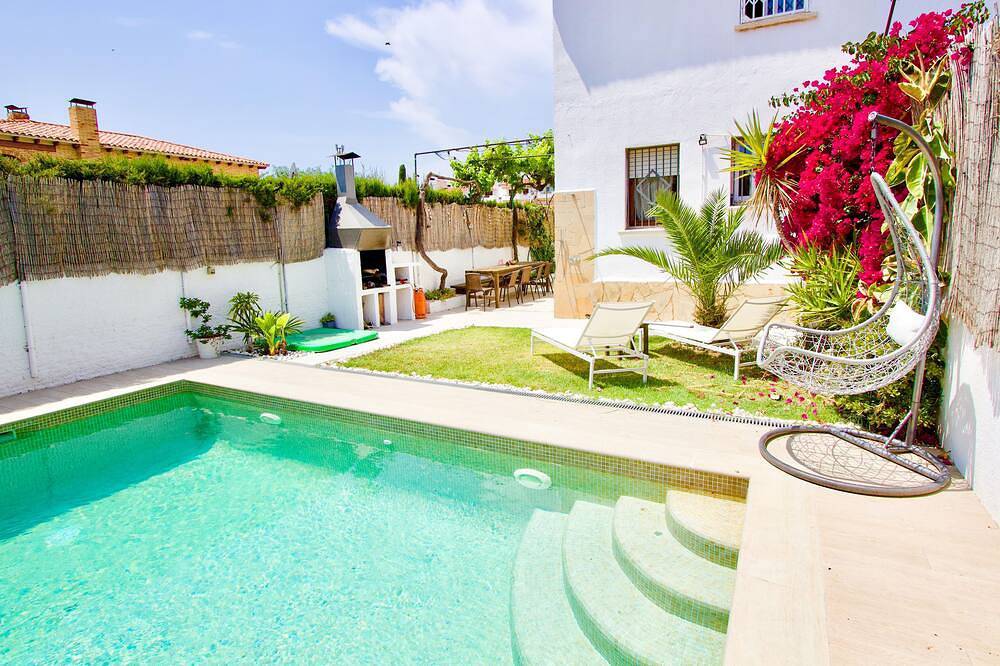 Cozy beach house with private pool 5 min walk from the beach, family-friendly in Vendrell, Costa Dorada