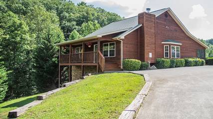 Log Cabin for 12 Guests in Sevier County, Picture 2