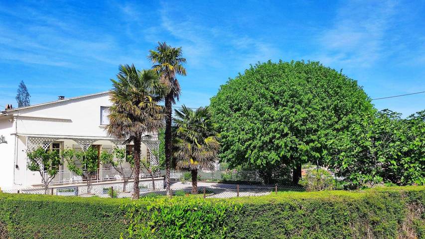 Gîte pour 4 personnes, avec jardin à Vernajoul
