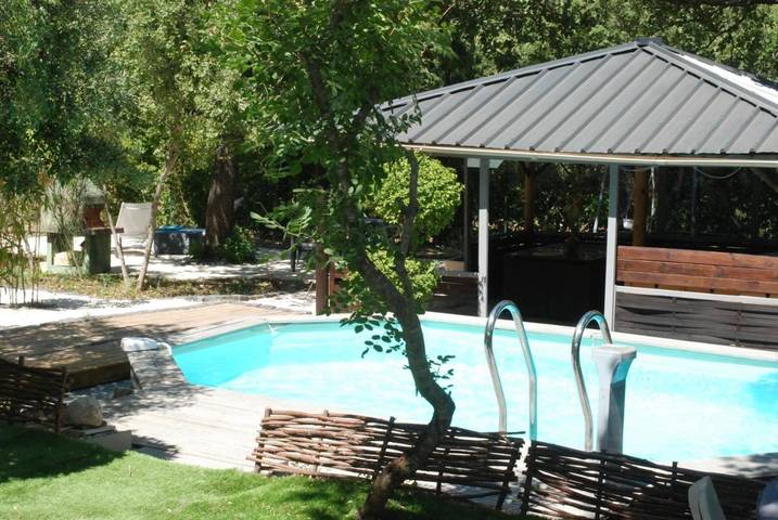 Ferienwohnung für 6 Personen, mit Terrasse und Garten sowie Pool und Ausblick in Signes