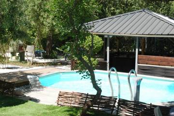 Gîte pour 6 personnes, avec piscine ainsi que vue et jardin, animaux acceptés à Signes