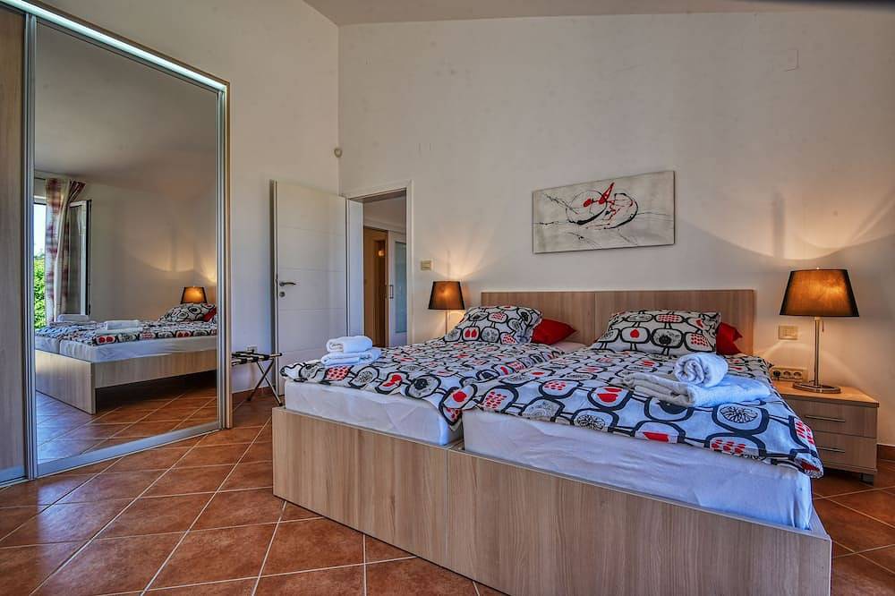 Moderne Villas mit Pool und tollen Meerblick,  1000 m vom Meer in Raša, Ostküste Istrien