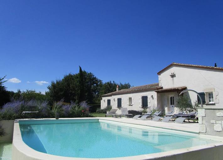 Gîte pour 8 personnes, avec terrasse ainsi que jardin et piscine