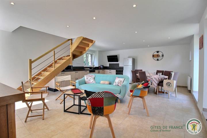 Gîte pour 6 personnes, avec Terrasse ainsi que Jardin et Vue à Saint-Lormel